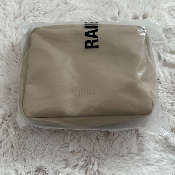 RAINS Box Bag Sand - Picture 3 of 6